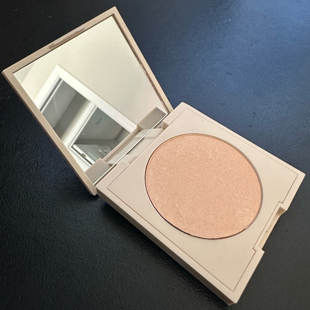NWT Ilia Beauty daylite highlighting powder in decades